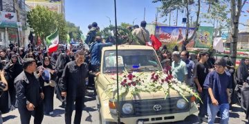 نمایی از آرامگاه ابدی شهید والامقام «امیرطا‌ها محمدی» در کنار شهدای ماهدشت